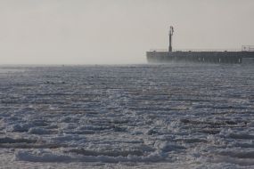 Замерзшая прибрежная зона моря в Евпатории