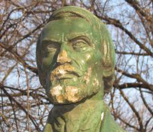 Monument to Belinskiy damaged by vandals