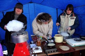 A man prepares pancakes