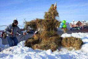 A man sets on fire the scare-crow of the Winter