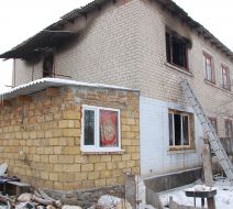 Обгоревшее окно в частном доме