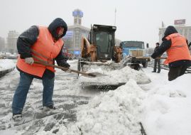 Уборка снега в центре Киева