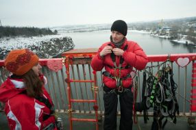 Молодая пара готовится к прыжку