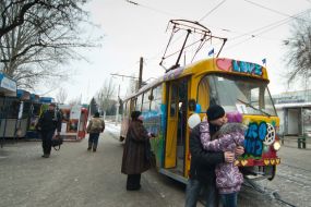 Молодая пара целуется