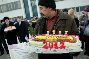 Торт с надписью "Трамвай любви"