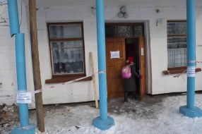 Дівчинка заходить до школи