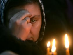 Віруюча жінка хреститься