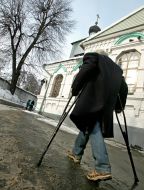 Чоловік на милицях