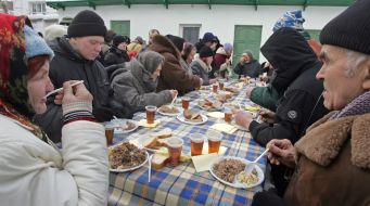 Малозабезпечені та бездомні обідають