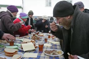Малозабезпечені та бездомні обідають