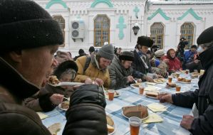 Малозабезпечені та бездомні обідають