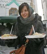 Гарячий обід для малозабезпечених і бездомних людей