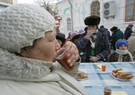Малозабезпечені та бездомні обідають