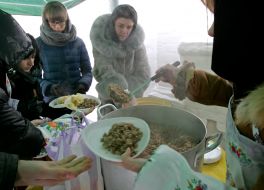 Гарячий обід для малозабезпечених і бездомних людей