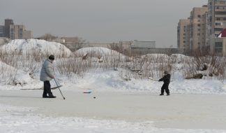 Мальчик играет в хоккей