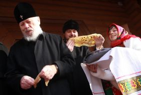 Metropolitan Vladimir (Sabodan) and archbishop Aleksandr (Drabinko)