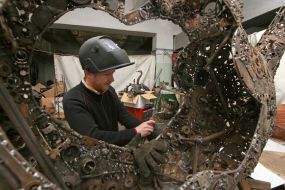 Kirill Maksimenko and his sculpture "With love, Steve"