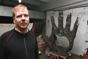 Kirill Maksimenko and his sculpture "With love, Steve"