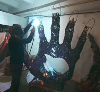 Kirill Maksimenko and his sculpture "With love, Steve"
