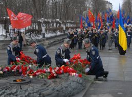 Laying flowers at the Tomb of the Unknown Soldier