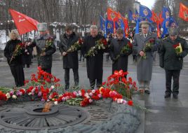 Laying flowers at the Tomb of the Unknown Soldier