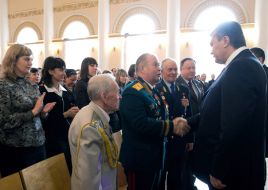 Viktor Yanukovich communicates with veterans