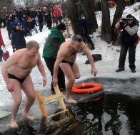 Amateurs of the winter swimming