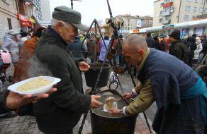 Угощение гостей праздника кашей