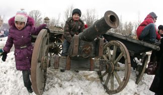 Діти грають біля гармати
