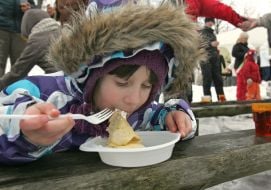 Дівчинка їсть млинці