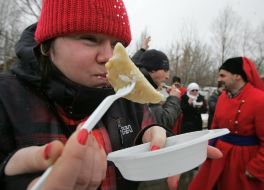 Учасниця святкування Масляної
