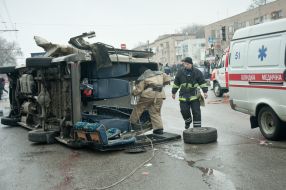 Спасатели МЧС работают на месте ДТП