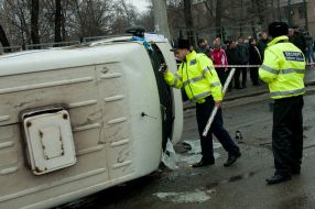 Спасатели МЧС работают на месте ДТП