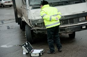 Спасатели МЧС работают на месте ДТП