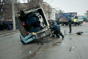 Спасатели МЧС работают на месте ДТП