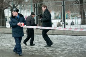 Спасатели МЧС работают на месте ДТП