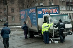 Спасатели МЧС работают на месте ДТП