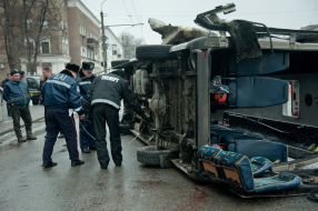 Спасатели МЧС работают на месте ДТП