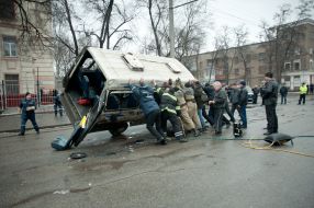 Спасатели МЧС работают на месте ДТП