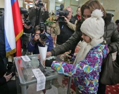 The elector gives up a bulletin in an urn for voting