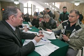 Избиратель получает бюллетень