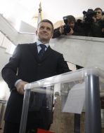 Михаил Зурабов бросает бюллетень в урну для голосования