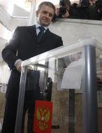 Михаил Зурабов бросает бюллетень в урну для голосования