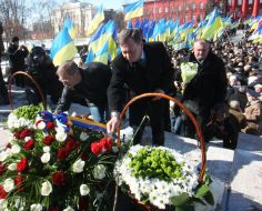 Евгений Добряк возлагает цветы к памятнику Шевченко