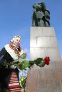 Laying flowers at the monument to Shevchenko