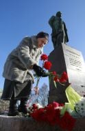 Laying flowers at the monument to Shevchenko