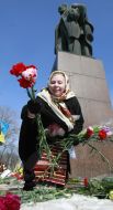Laying flowers at the monument to Shevchenko