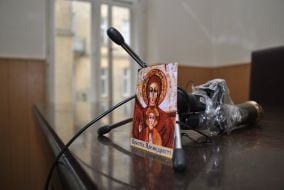 The icon next to a broken microphone