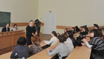 Petr Simonenko communicate with students
