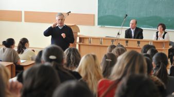 Petr Simonenko communicate with students